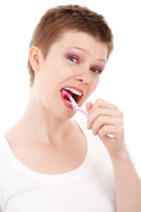 woman-brushing-teeth